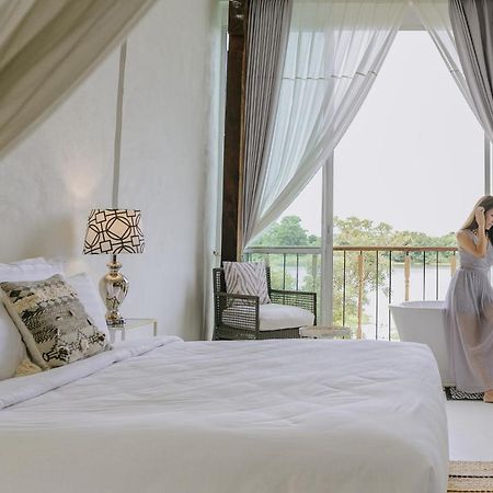 White Wall Riverfront Hotel Kamphaeng Phet Exterior photo