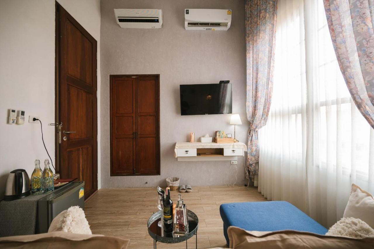 White Wall Riverfront Hotel Kamphaeng Phet Exterior photo