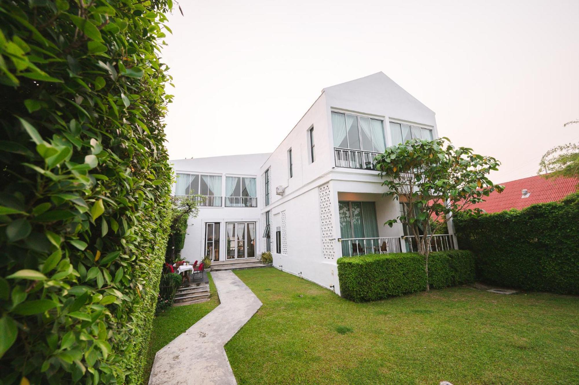 White Wall Riverfront Hotel Kamphaeng Phet Exterior photo