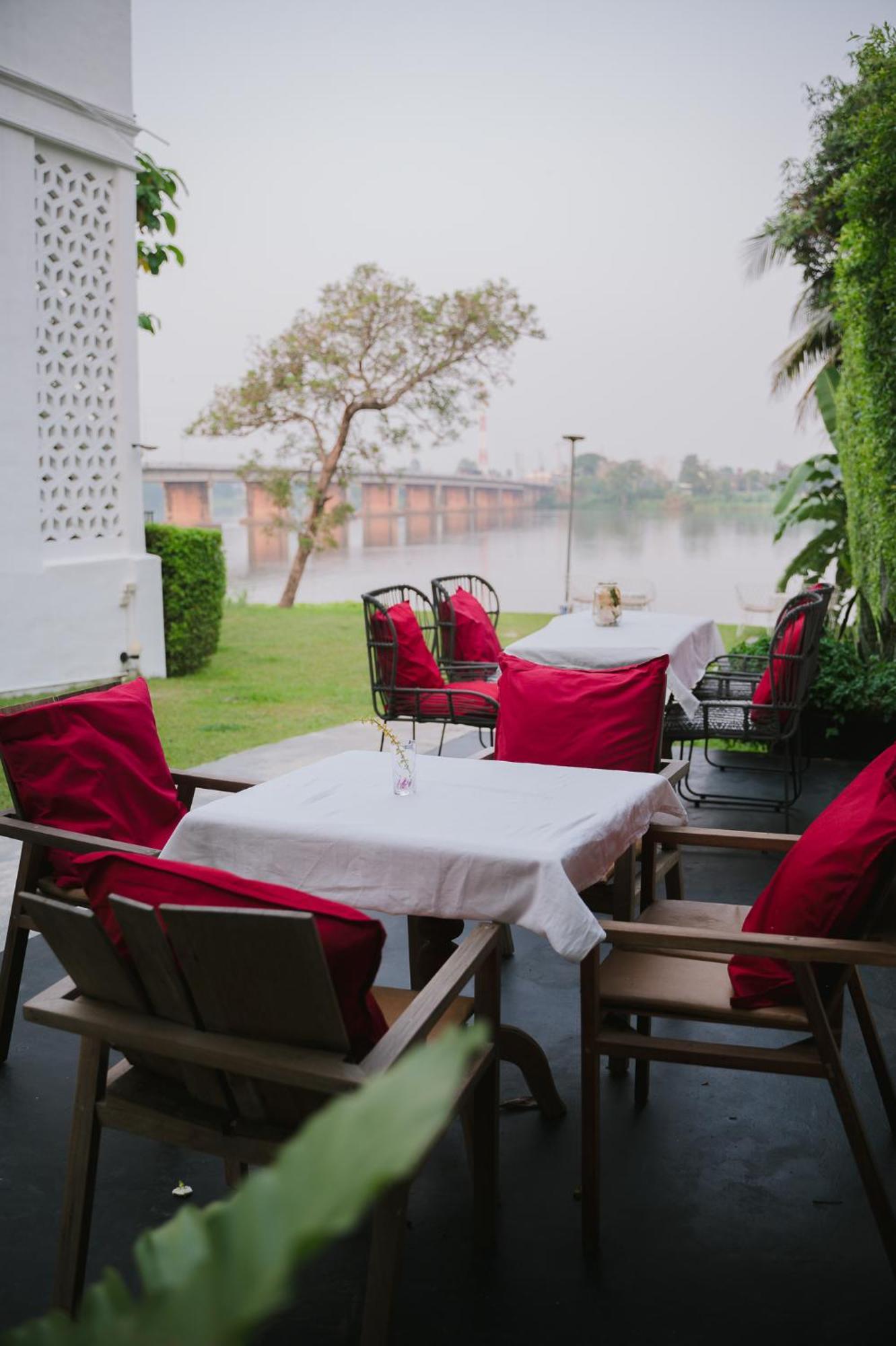 White Wall Riverfront Hotel Kamphaeng Phet Exterior photo