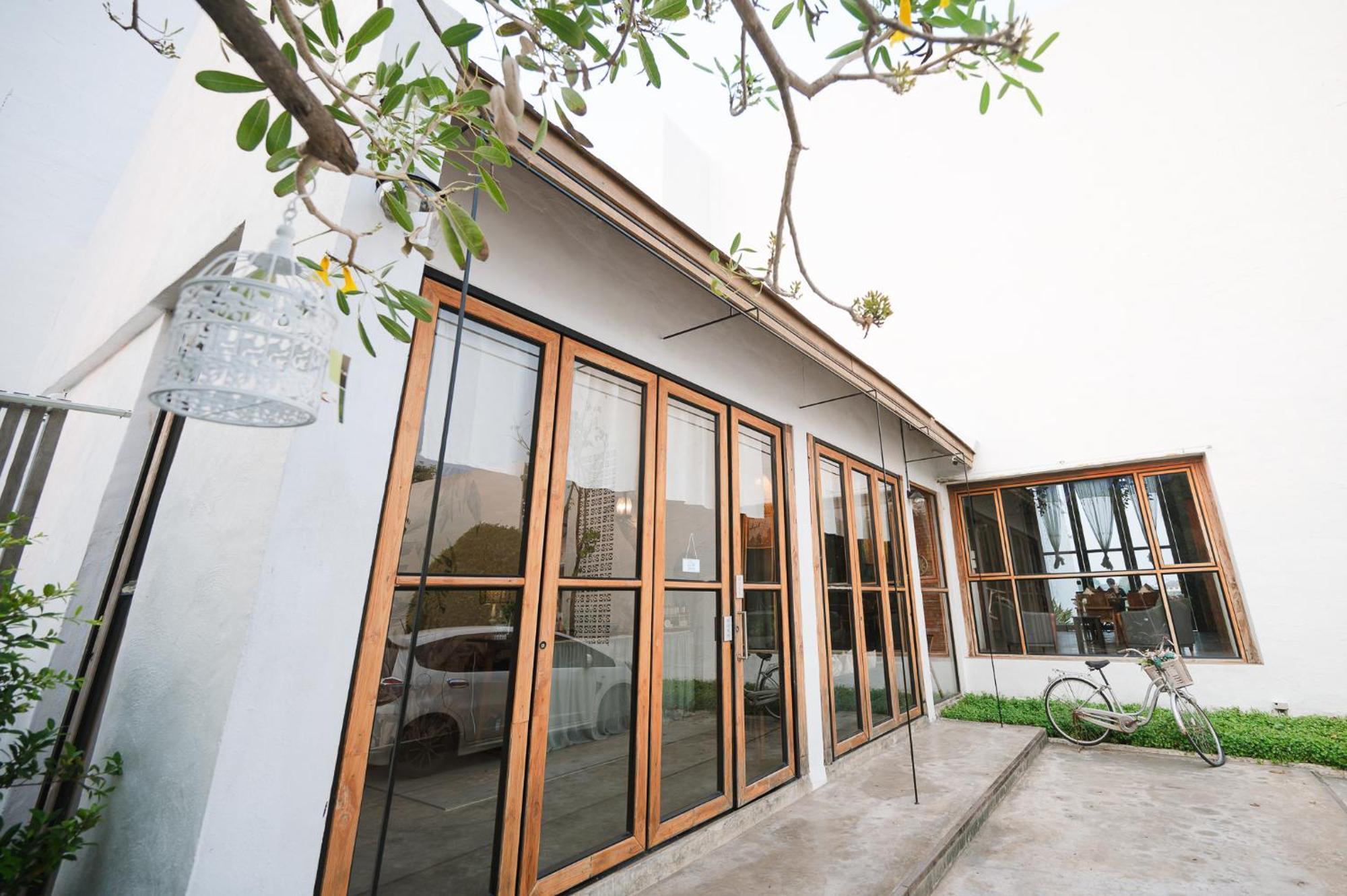 White Wall Riverfront Hotel Kamphaeng Phet Exterior photo
