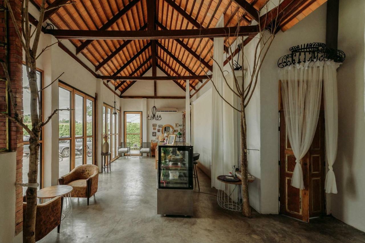 White Wall Riverfront Hotel Kamphaeng Phet Exterior photo