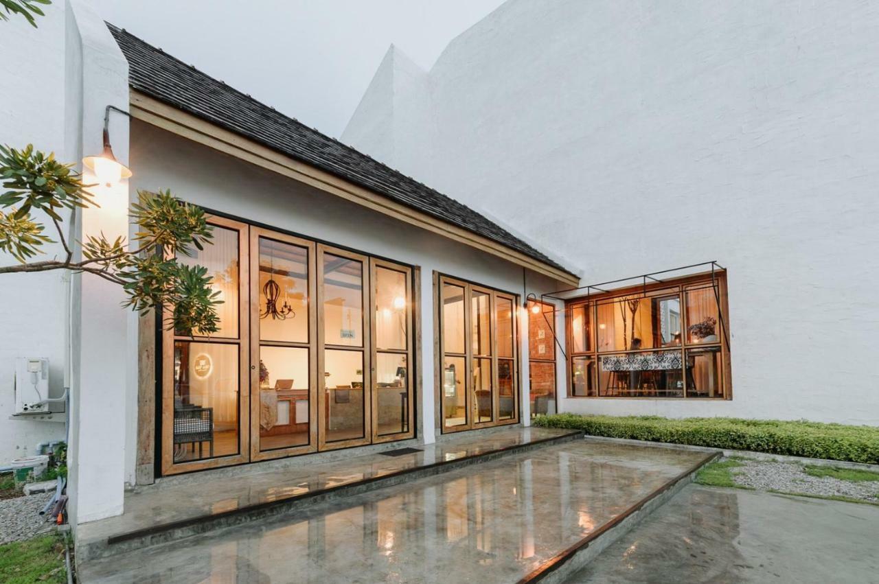 White Wall Riverfront Hotel Kamphaeng Phet Exterior photo