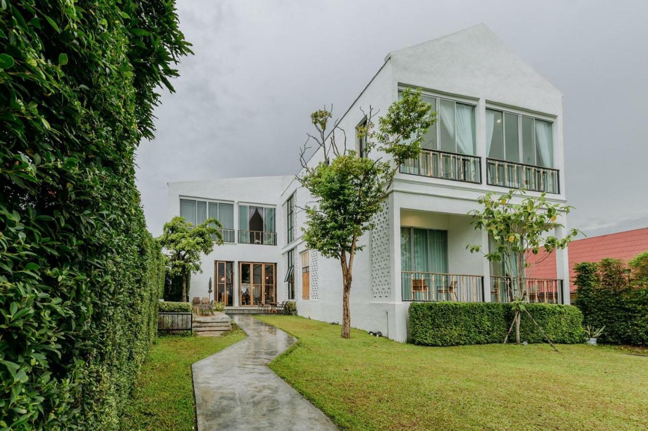 White Wall Riverfront Hotel Kamphaeng Phet Exterior photo