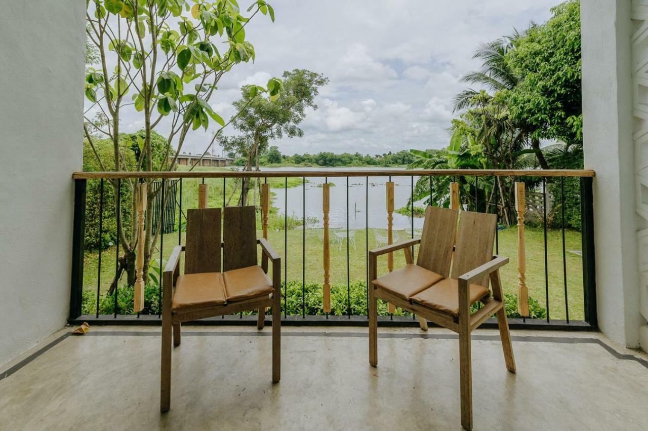 White Wall Riverfront Hotel Kamphaeng Phet Exterior photo