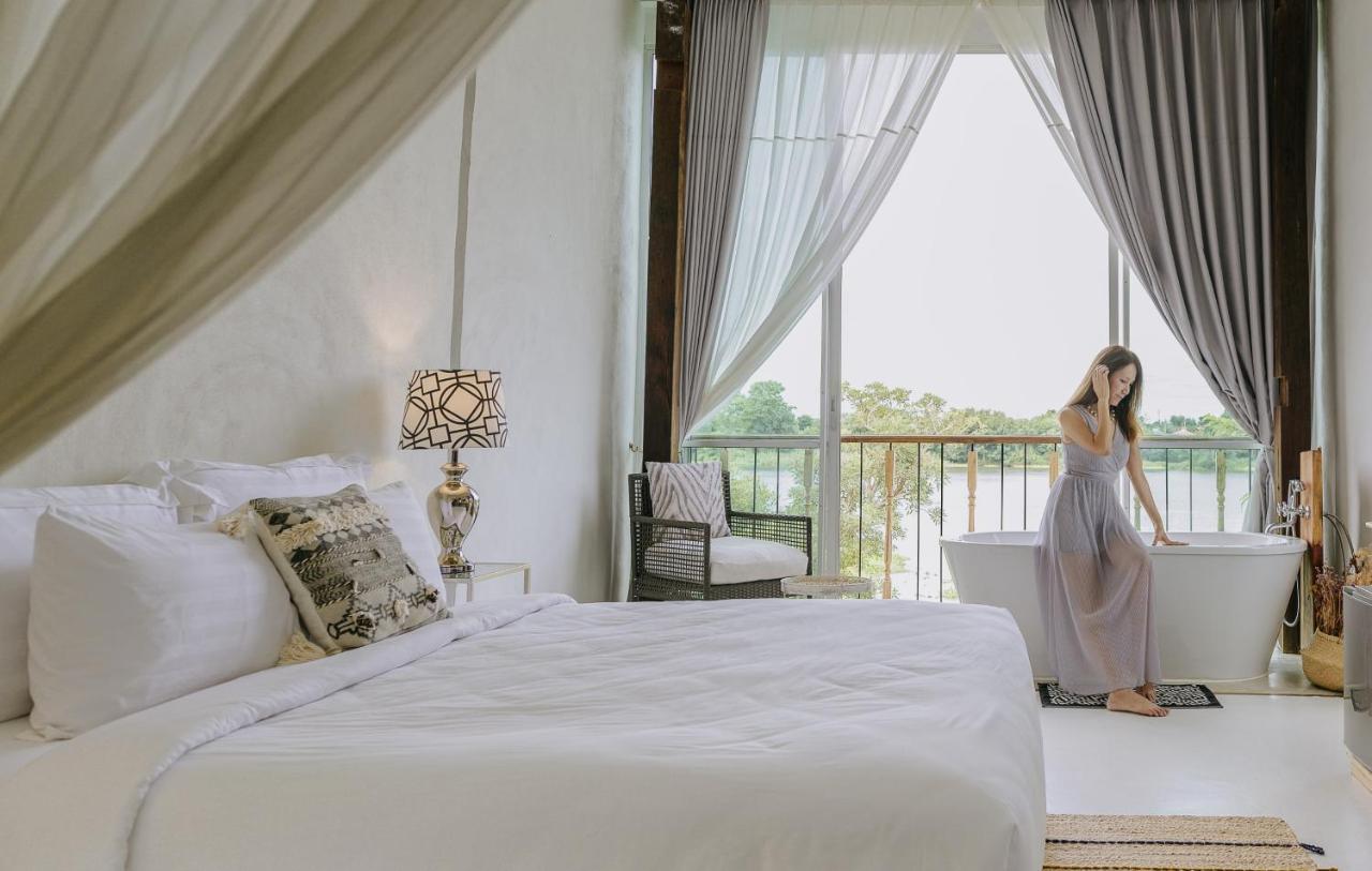 White Wall Riverfront Hotel Kamphaeng Phet Exterior photo